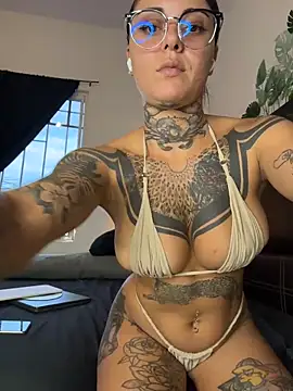 Snapshot of lurosscy chatting on February 23, 11:24 pm lurosscy online show from February 23, 11:24 pm