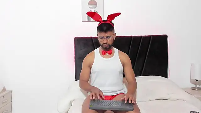 Taylormaccurdy  online show from October 31, 1:45 pm