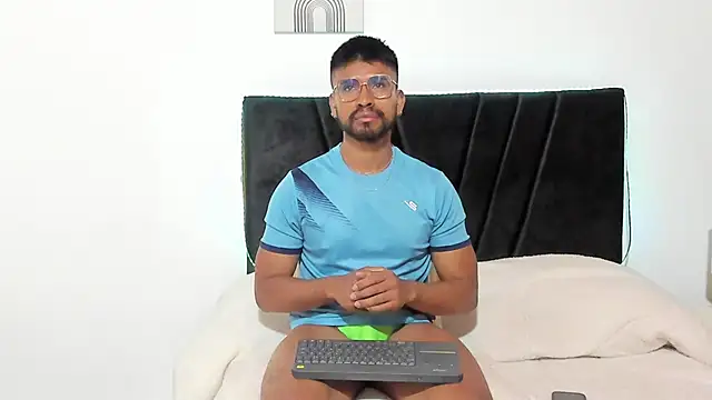 Taylormaccurdy  online show from November 1, 2:52 pm