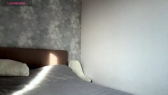 Snapshot of MIA_SHADE chatting on November 21, 8:02 am MIA SHADE online show from November 21, 8:02 am