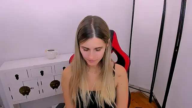 Snapshot of CatrinAmore chatting on October 12, 4:44 am CatrinAmore online show from October 12, 4:44 am