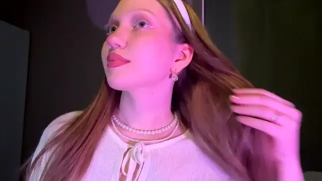 EmiIyKitty online show from October 29, 7:15 pm