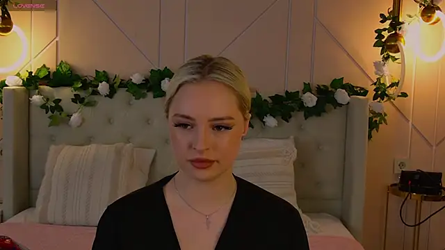 EllyLinn online show from April 10, 5:06 pm