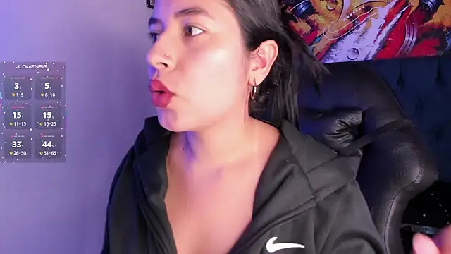 Snapshot of violet_blaze chatting on November 30, 6:28 am violet blaze online show from November 30, 6:28 am