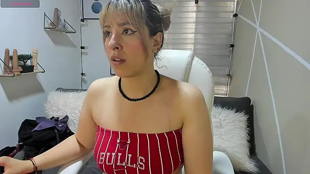 Snapshot of sophialyh_1 chatting on November 25, 1:00 pm sophialyh 1 online show from November 25, 1:00 pm