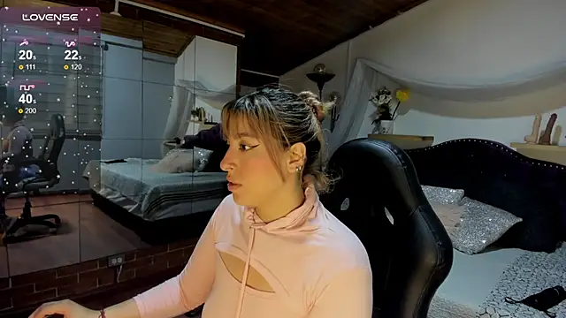 Snapshot of sophialyh_1 chatting on November 26, 12:28 pm sophialyh 1 online show from November 26, 12:28 pm