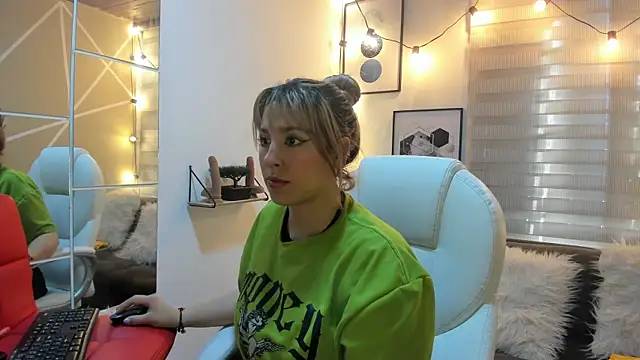 Snapshot of sophialyh_1 chatting on November 27, 12:29 pm sophialyh 1 online show from November 27, 12:29 pm