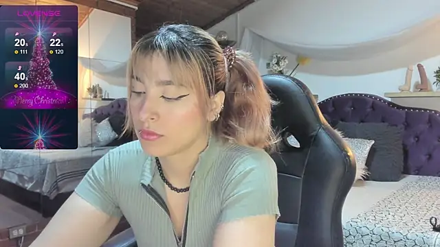 Snapshot of sophialyh_1 chatting on December 4, 12:47 pm sophialyh 1 online show from December 4, 12:47 pm