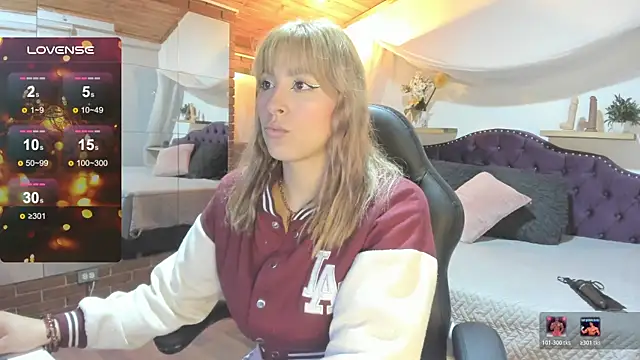 Snapshot of sophialyh_1 chatting on December 15, 12:53 pm sophialyh 1 online show from December 15, 12:53 pm