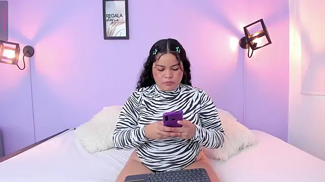 Snapshot of Evelin_Millerr chatting on October 12, 3:22 pm Evelin Millerr online show from October 12, 3:22 pm