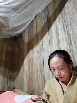 Snapshot of Tuyet_xx chatting on October 28, 1:42 am Tuyet xx online show from October 28, 1:42 am