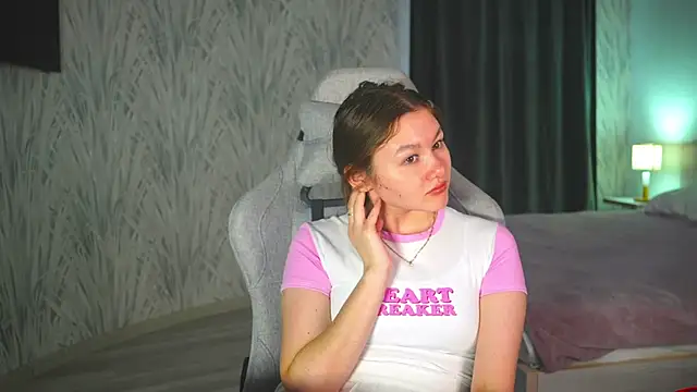 Snapshot of LewisThrone chatting on September 28, 4:29 am LewisThrone online show from September 28, 4:29 am