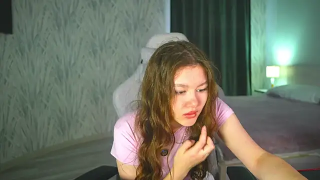 Snapshot of LewisThrone chatting on September 29, 4:17 am LewisThrone online show from September 29, 4:17 am