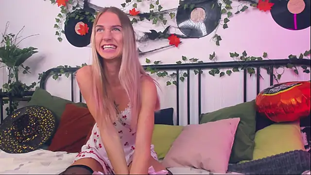 Snapshot of SerenaCrystall chatting on October 29, 11:01 am SerenaCrystall online show from October 29, 11:01 am