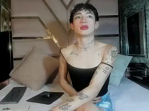 Snapshot of Mila_Leon chatting on October 6, 4:10 am Mila Leon online show from October 6, 4:10 am