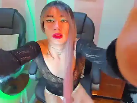 Snapshot of Mila_Leon chatting on November 13, 3:49 am Mila Leon online show from November 13, 3:49 am