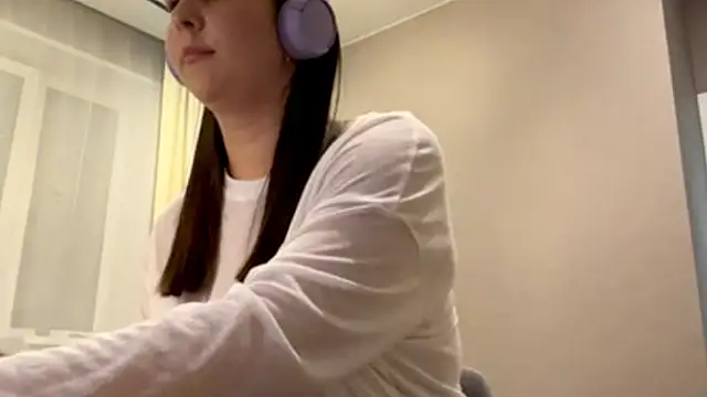 Snapshot of RoseRossi chatting on October 1, 11:05 am RoseRossi online show from October 1, 11:05 am