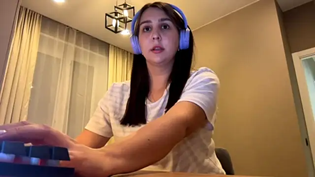 Snapshot of RoseRossi chatting on October 6, 11:18 am RoseRossi online show from October 6, 11:18 am