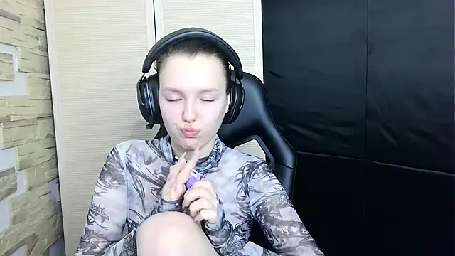 Snapshot of Diana-back chatting on November 12, 11:54 am Diana-back online show from November 12, 11:54 am