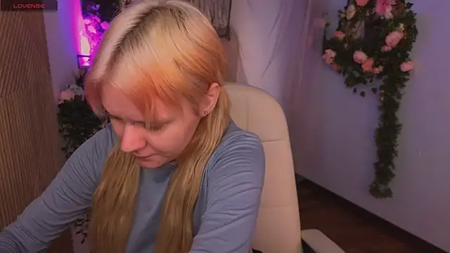 Snapshot of kitten_murray_ chatting on November 4, 5:28 am kitten murray online show from November 4, 5:28 am