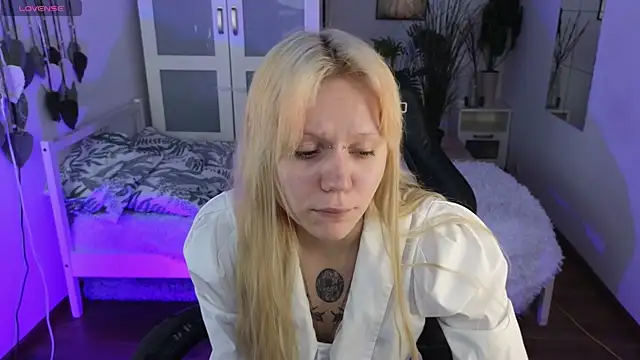 Snapshot of kitten_murray_ chatting on November 8, 6:02 am kitten murray online show from November 8, 6:02 am