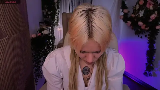 Snapshot of kitten_murray_ chatting on November 12, 1:33 pm kitten murray online show from November 12, 1:33 pm