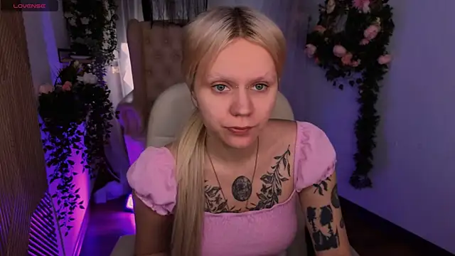 Snapshot of kitten_murray_ chatting on November 25, 12:49 pm kitten murray online show from November 25, 12:49 pm