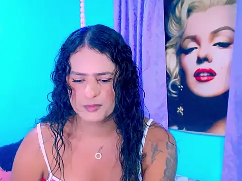 Snapshot of horny_val_ chatting on October 6, 2:20 am horny val online show from October 6, 2:20 am