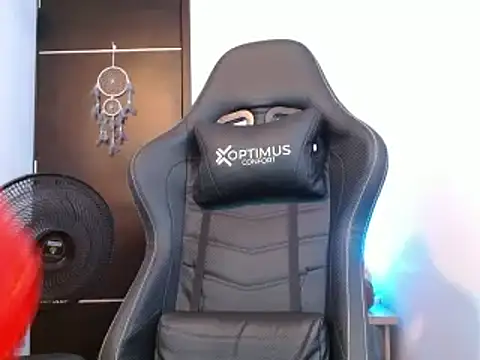 Snapshot of Angel_blackhot chatting on March 4, 12:05 am Angel blackhot online show from March 4, 12:05 am