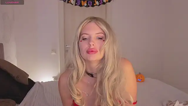 Snapshot of SweetCherryBlonde chatting on November 3, 8:59 am SweetCherryBlonde online show from November 3, 8:59 am