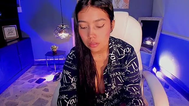 Juliieta Evans online show from October 18, 8:31 pm