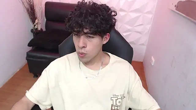 Snapshot of Liil_boy chatting on October 30, 3:52 am Liil boy online show from October 30, 3:52 am