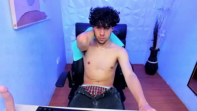 Snapshot of Liil_boy chatting on November 15, 3:37 am Liil boy online show from November 15, 3:37 am