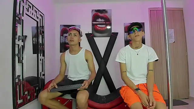 Snapshot of VERY_HOT_GUYS chatting on November 16, 1:33 am VERY HOT GUYS online show from November 16, 1:33 am