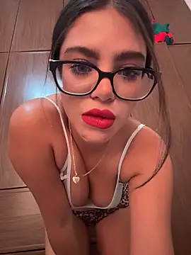 Snapshot of whitefoxxxx6 chatting on December 13, 11:21 pm whitefoxxxx6 online show from December 13, 11:21 pm