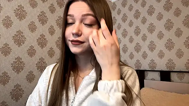 Snapshot of KissMeViolet chatting on October 1, 4:51 am KissMeViolet online show from October 1, 4:51 am