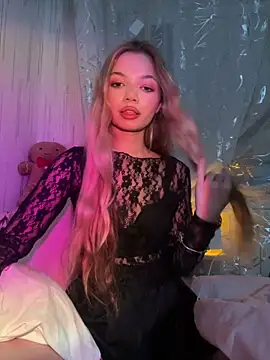  Siennaaa  online show from March 5, 9:00 pm