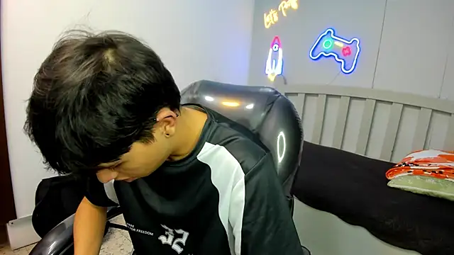 StiwenTwink online show from December 3, 12:58 pm