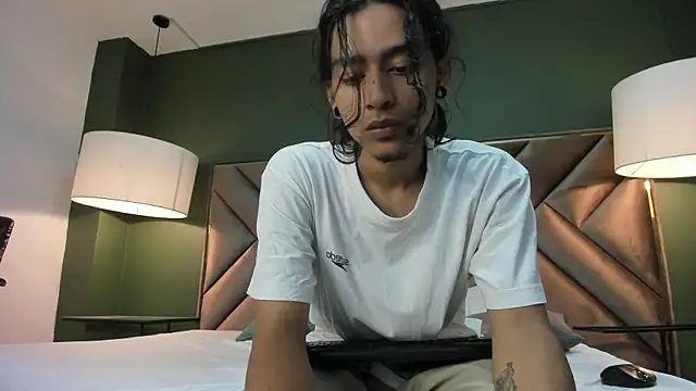 Snapshot of Dickie_Dicking chatting on November 6, 8:32 pm Dickie Dicking online show from November 6, 8:32 pm