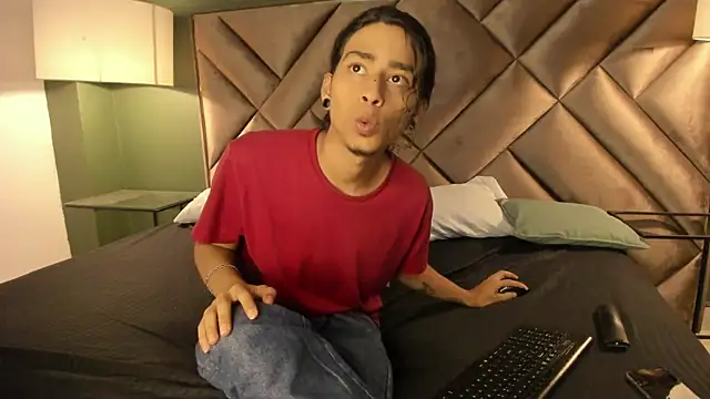 Snapshot of Dickie_Dicking chatting on November 7, 10:43 pm Dickie Dicking online show from November 7, 10:43 pm