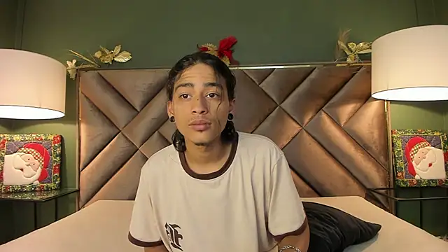 Snapshot of Dickie_Dicking chatting on December 4, 9:01 pm Dickie Dicking online show from December 4, 9:01 pm