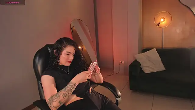 Snapshot of KylieJenkins chatting on December 16, 11:26 am KylieJenkins online show from December 16, 11:26 am