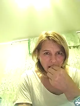 Snapshot of Masha412111 chatting on November 14, 9:02 pm Masha412111 online show from November 14, 9:02 pm