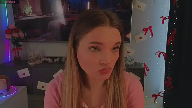 JulieLupo online show from March 21, 6:40 am