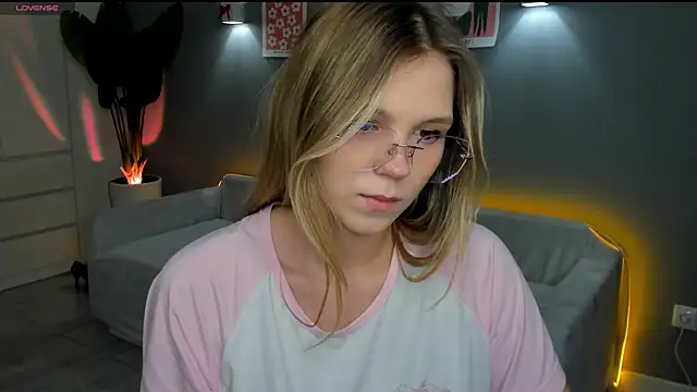 Snapshot of linakorvin chatting on October 20, 1:11 pm linakorvin online show from October 20, 1:11 pm