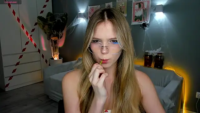 Snapshot of linakorvin chatting on October 29, 1:24 pm linakorvin online show from October 29, 1:24 pm