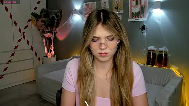 Snapshot of linakorvin chatting on November 1, 1:24 pm linakorvin online show from November 1, 1:24 pm