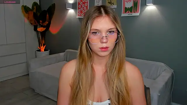 Snapshot of linakorvin chatting on November 9, 1:31 pm linakorvin online show from November 9, 1:31 pm