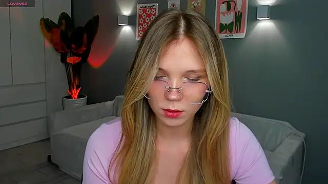 Snapshot of linakorvin chatting on November 10, 1:10 pm linakorvin online show from November 10, 1:10 pm