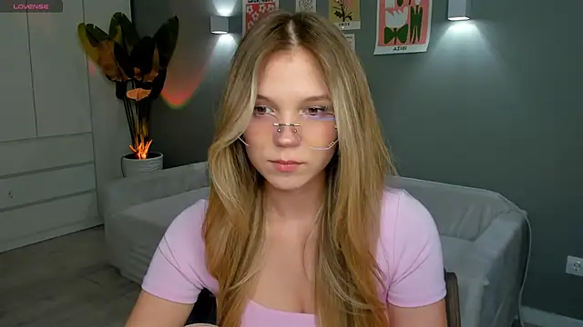 Snapshot of linakorvin chatting on November 13, 1:32 pm linakorvin online show from November 13, 1:32 pm